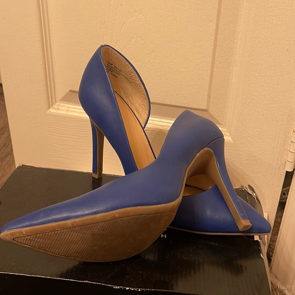 I’m selling women ANA blue heel